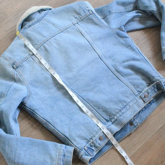 Levi's Women's Original Sherpa Trucker Light Wash Denim Jacket Size Small - Picture 4 of 7